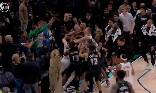 电竞-NBA官方：约基奇因冲突被罚款5万美元，兰德尔被罚款3.5万